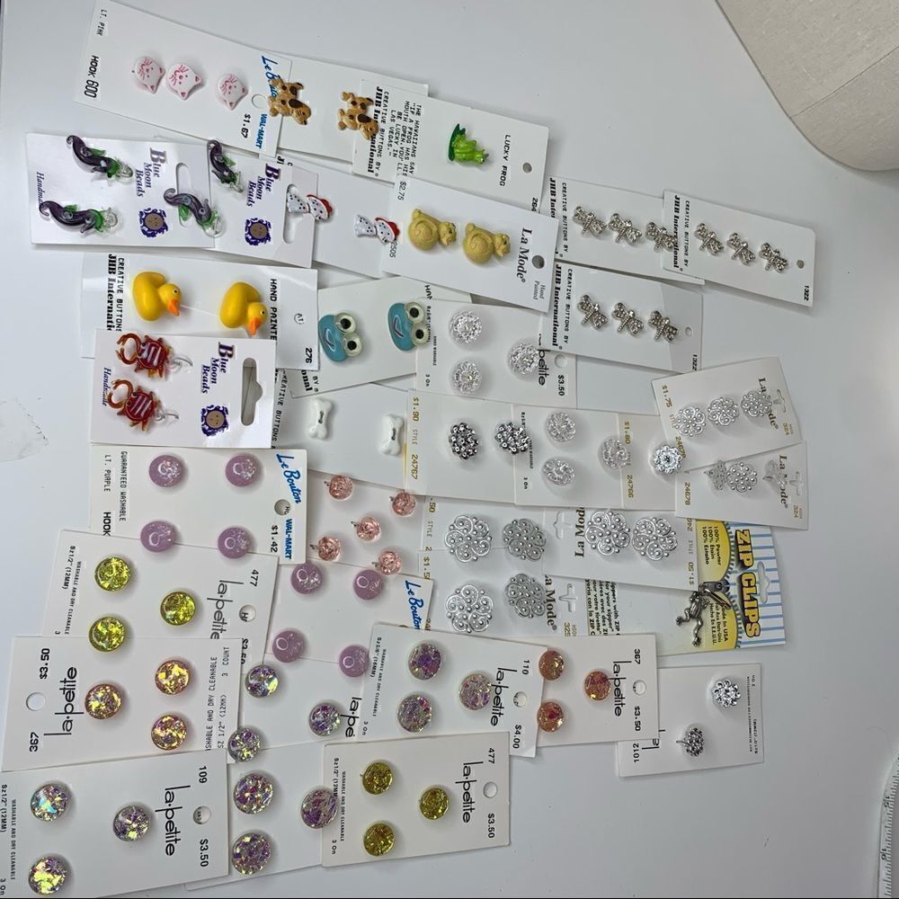 Lot of vintage cards of buttons some are hand made glass DIY